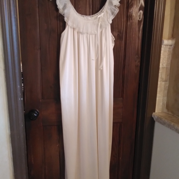 Vintage Gown & Peignoir - Picture 4 of 8
